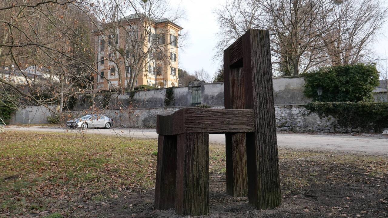 Der riesige Eisenstuhl, im Hintergrund Schloss Elsenheim, findet sich nun im Skulpturenpark von Schloss Arenberg in Salzburg.  
