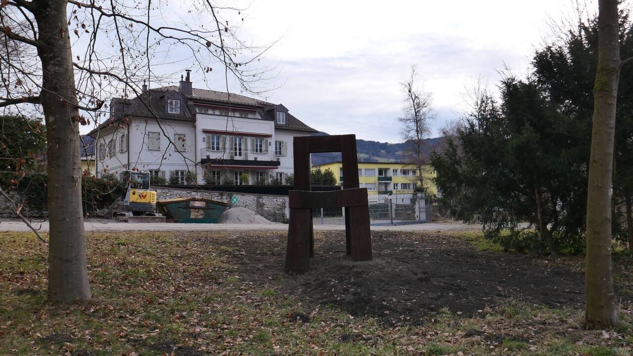 Der eiserne Stuhl auf seinem neuen Platz.  