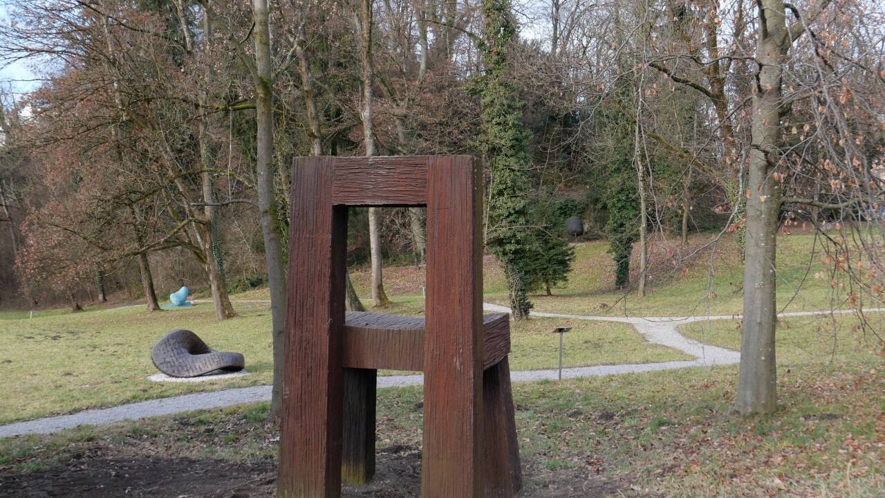 Der eiserne Stuhl auf seinem neuen Platz.  