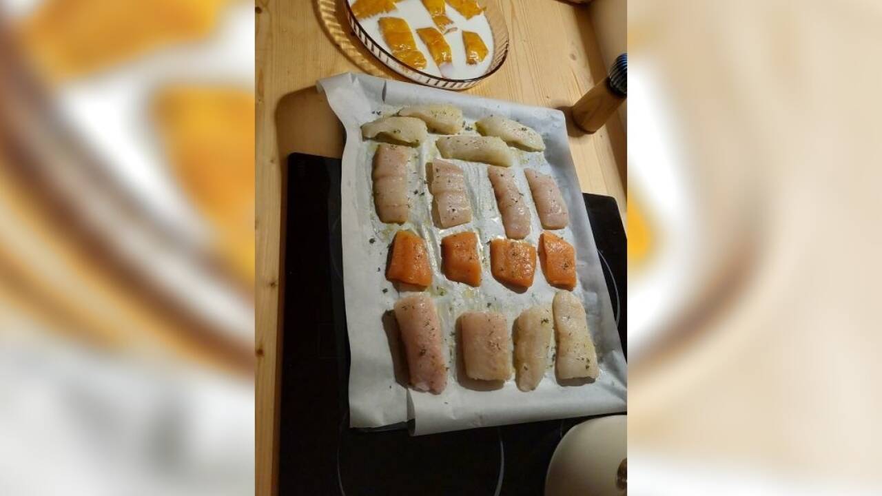 Der geräucherte Fisch wird mit Milch geschmort, der Rest kommt aufs Backblech. 
