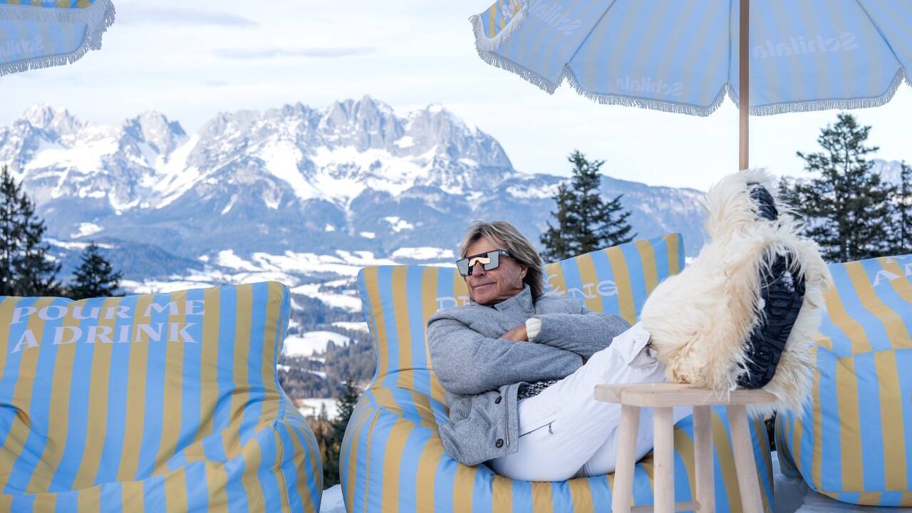 Völlig entspannt: Hansi Hinterseer bei der Vorpremiere von „Der lange Weg zum Gipfel“ vergangene Woche auf der Seidlalm – im Hintergrund der Wilde Kaiser.  