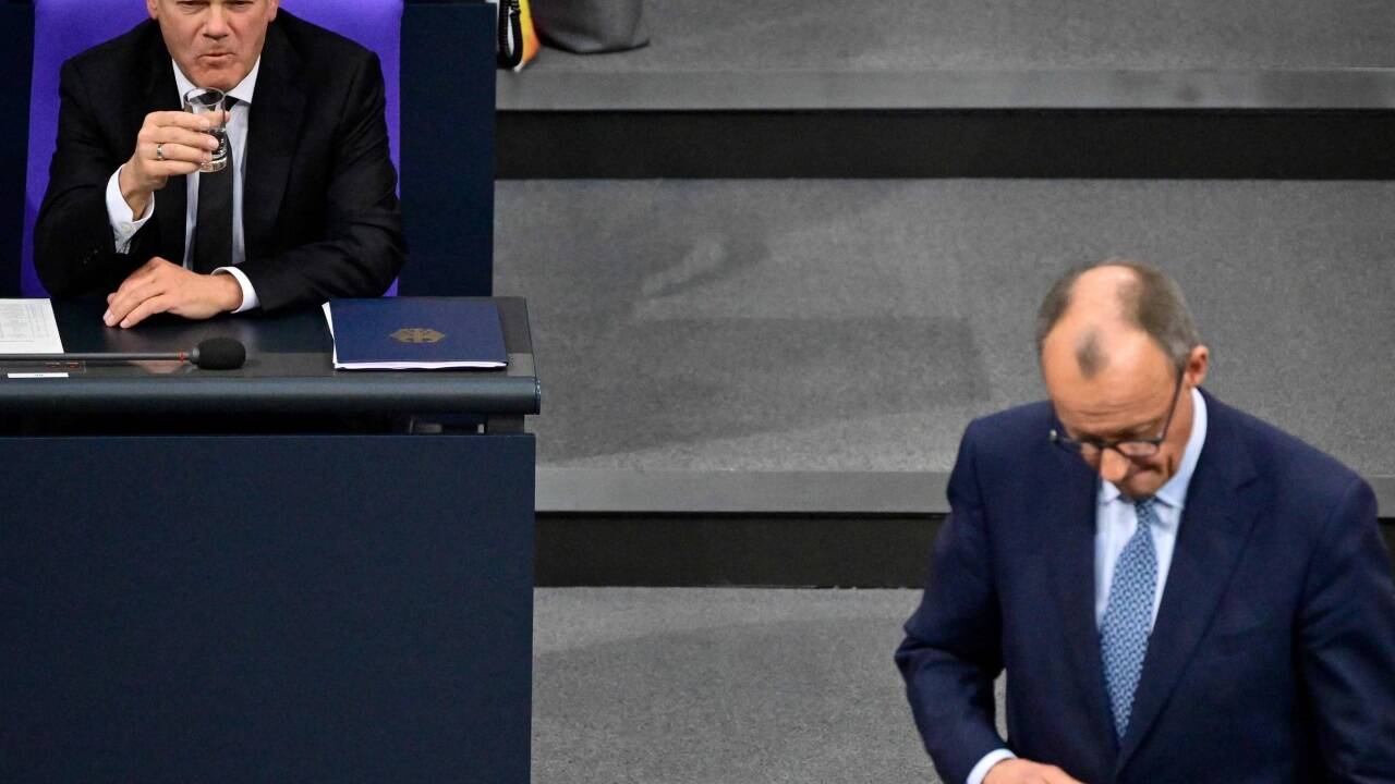 Friedrich Merz (CDU) sprach am Mittwoch im Deutschen Bundestag. Im Hintergrund Kanzler Olaf Scholz (SPD). Friedrich Merz (CDU) sprach am Mittwoch im Deutschen Bundestag. Im Hintergrund Kanzler Olaf Scholz (SPD).