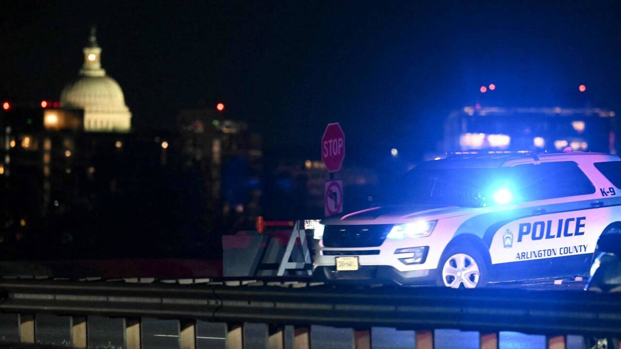 Ein Großaufgebot an Einsatzkräften sucht nach den Passagieren im Fluss Potomac.  