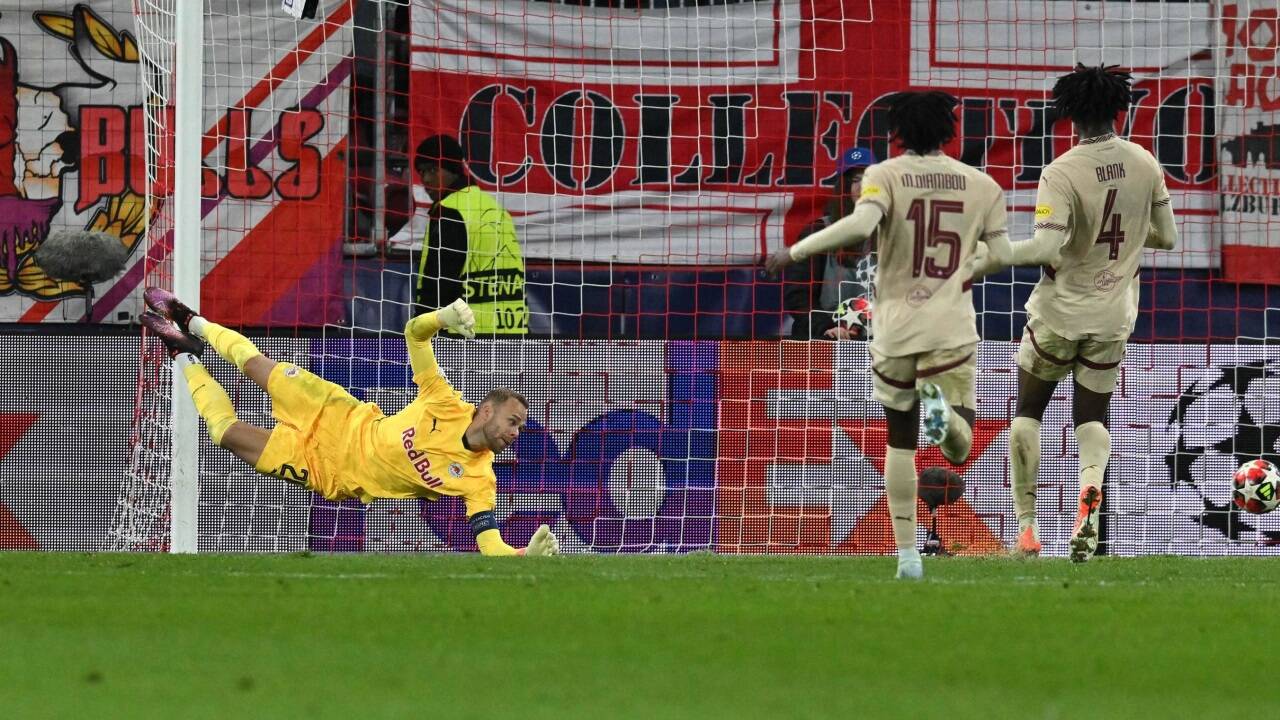 Und wieder zappelt der Ball im Netz: Bullen-Keeper Alexander Schlager kassierte gegen Atletico zu einfache Gegentore. 
