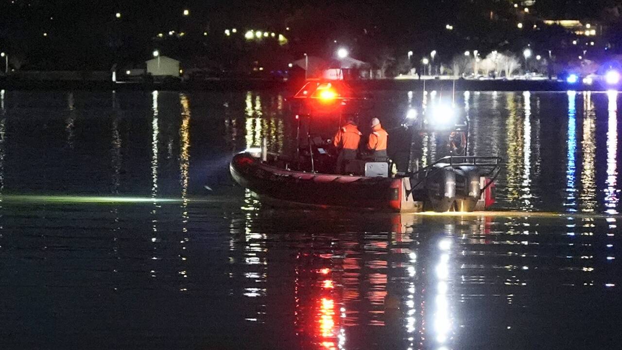 Ein Großaufgebot an Einsatzkräften sucht nach den Passagieren im Fluss Potomac.  