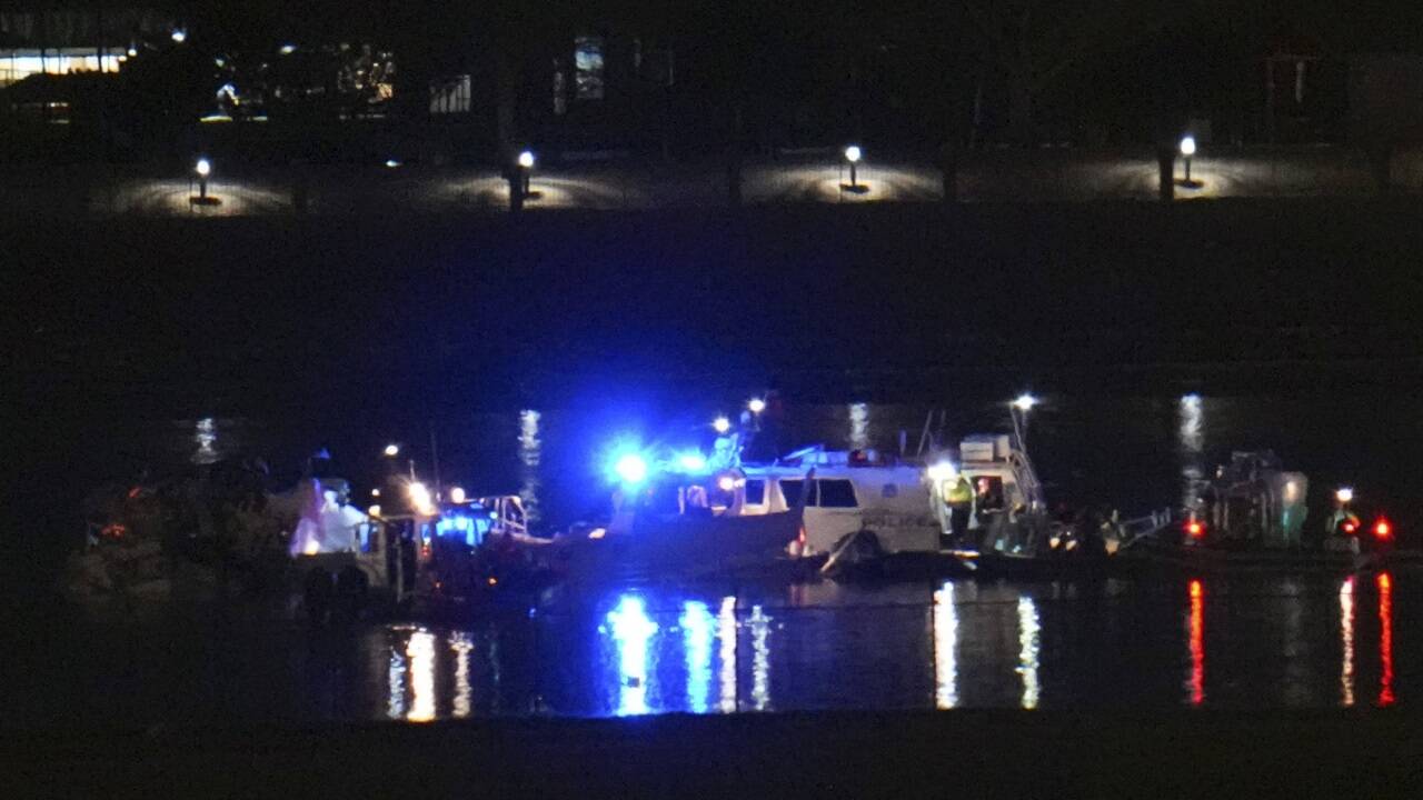 Ein Großaufgebot an Einsatzkräften sucht nach den Passagieren im Fluss Potomac.  