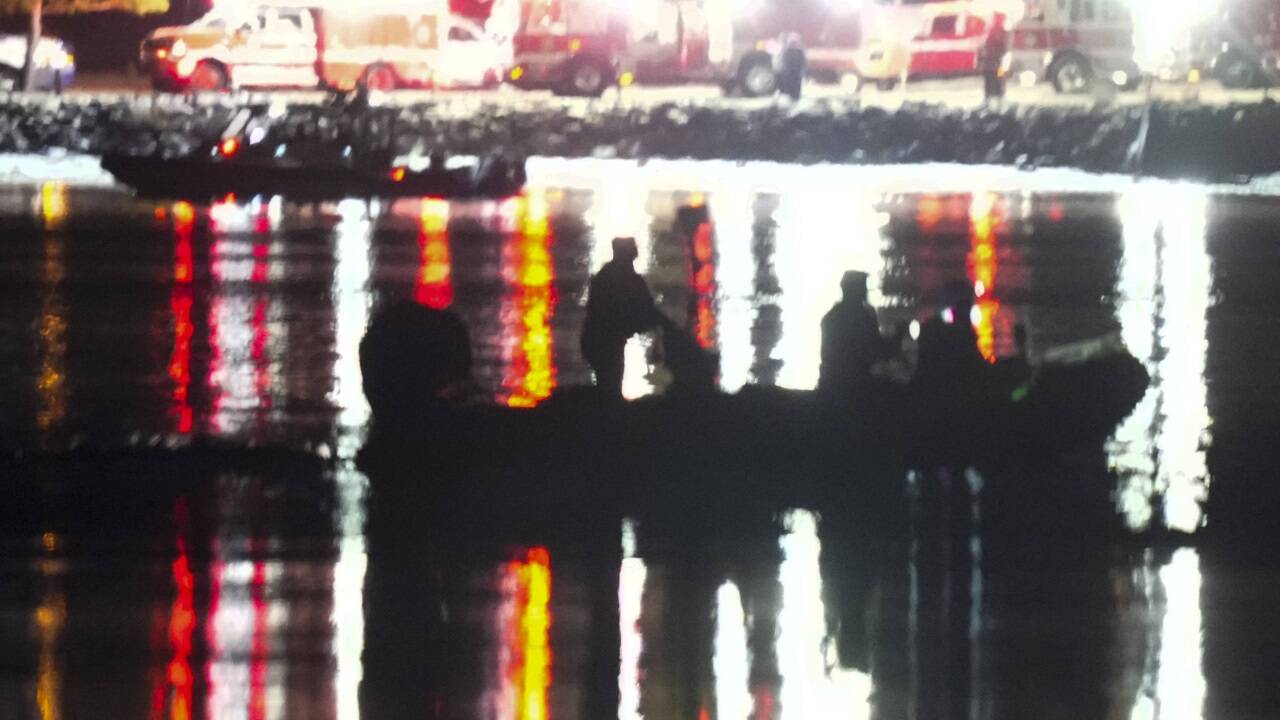 Ein Großaufgebot an Einsatzkräften sucht nach den Passagieren im Fluss Potomac.  