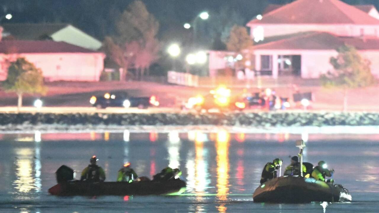 Ein Großaufgebot an Einsatzkräften sucht nach den Passagieren im Fluss Potomac.  