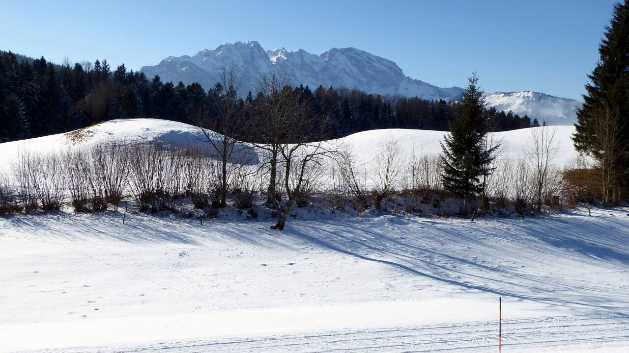 St. Koloman, umgeben von Schlenken (links), Schmittenstein und Regenspitz.  