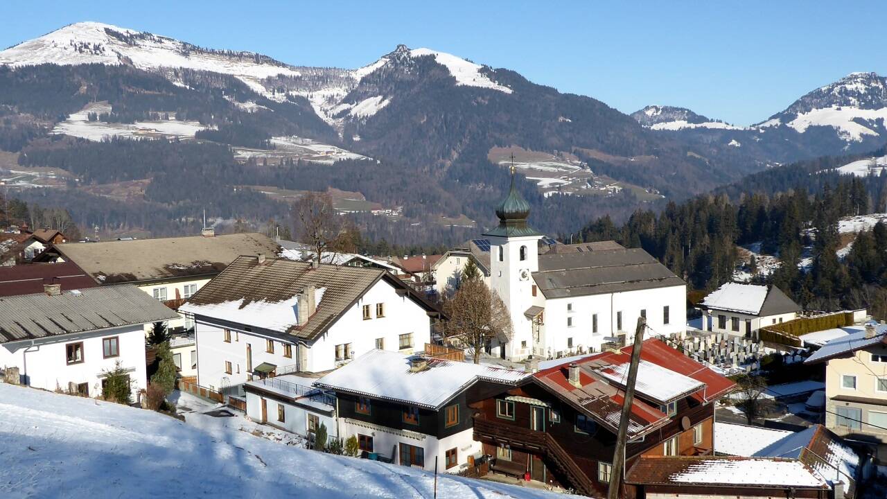 Der Eiblrundweg mit Blick auf das Göllmassiv.  
