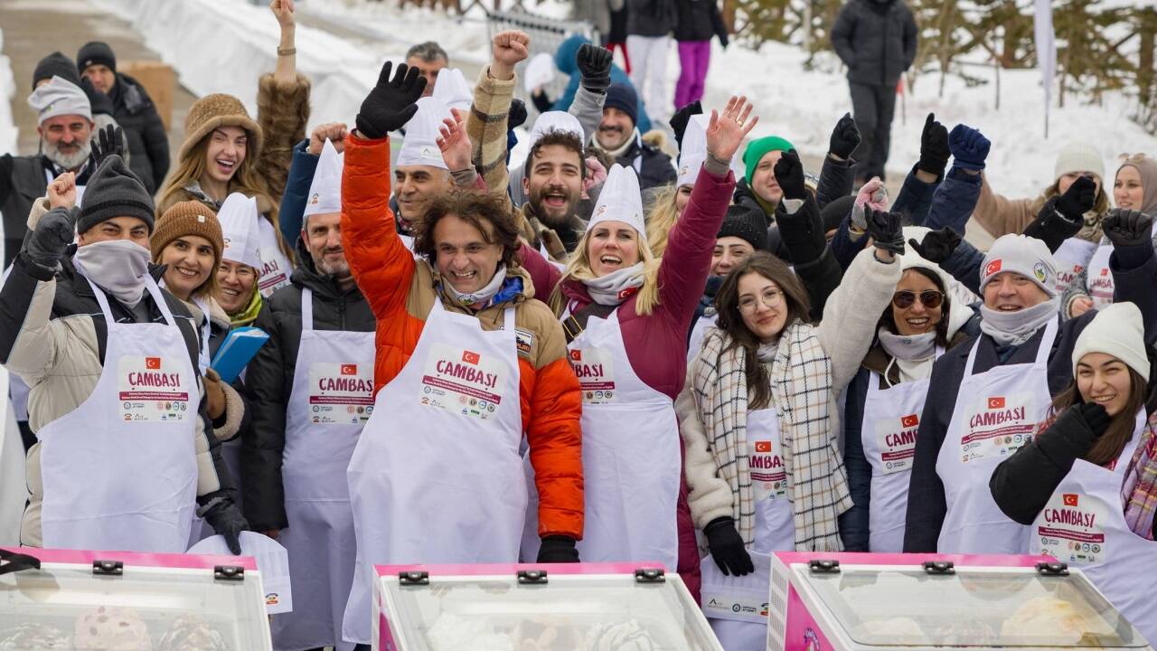 Celal und Kirsten Karaarslan mit ihrem Weltrekordteam im türkischen Wintersportort Çambaşı. Jede einzelne der 1301 Eissorten musste offiziell verkostet werden. 