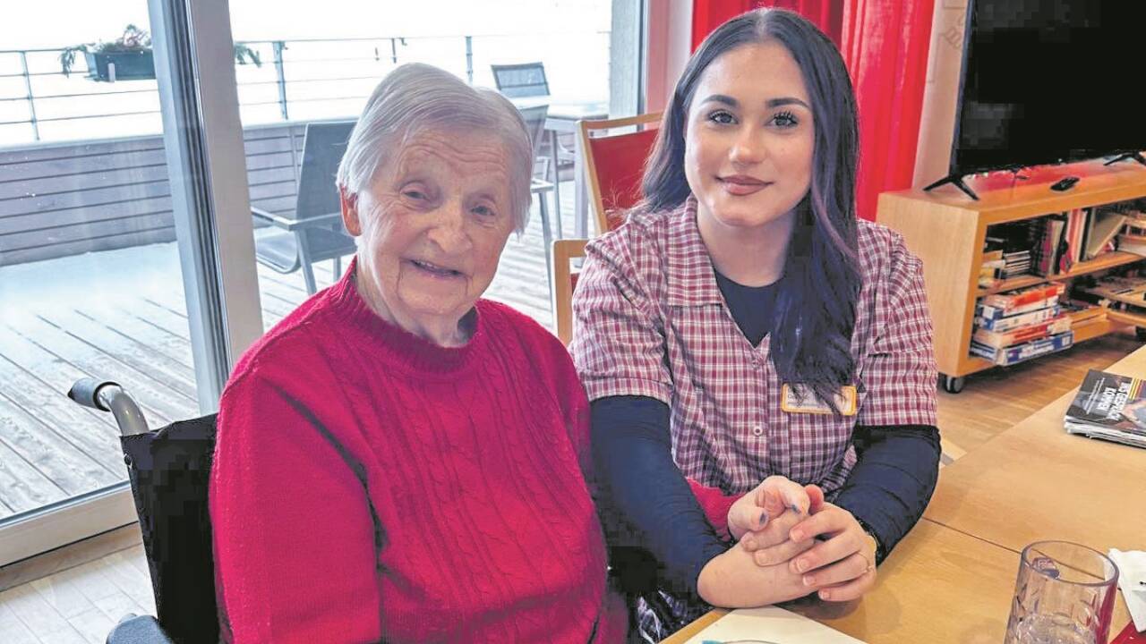 Pflegelehrling Gülsah Özdemir mit Bewohnerin Zita Prodinger in der Hausgemeinschaft Mauterndorf.  Pflegelehrling Gülsah Özdemir mit Bewohnerin Zita Prodinger in der Hausgemeinschaft Mauterndorf.