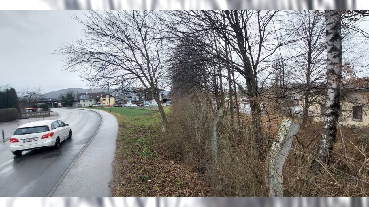 Links die Walserfeldstraße, rechts der Kasernenzaun. Wo derzeit Gestrüpp wuchert, wäre nach Ansicht der Gemeinde Platz für einen Radweg. 