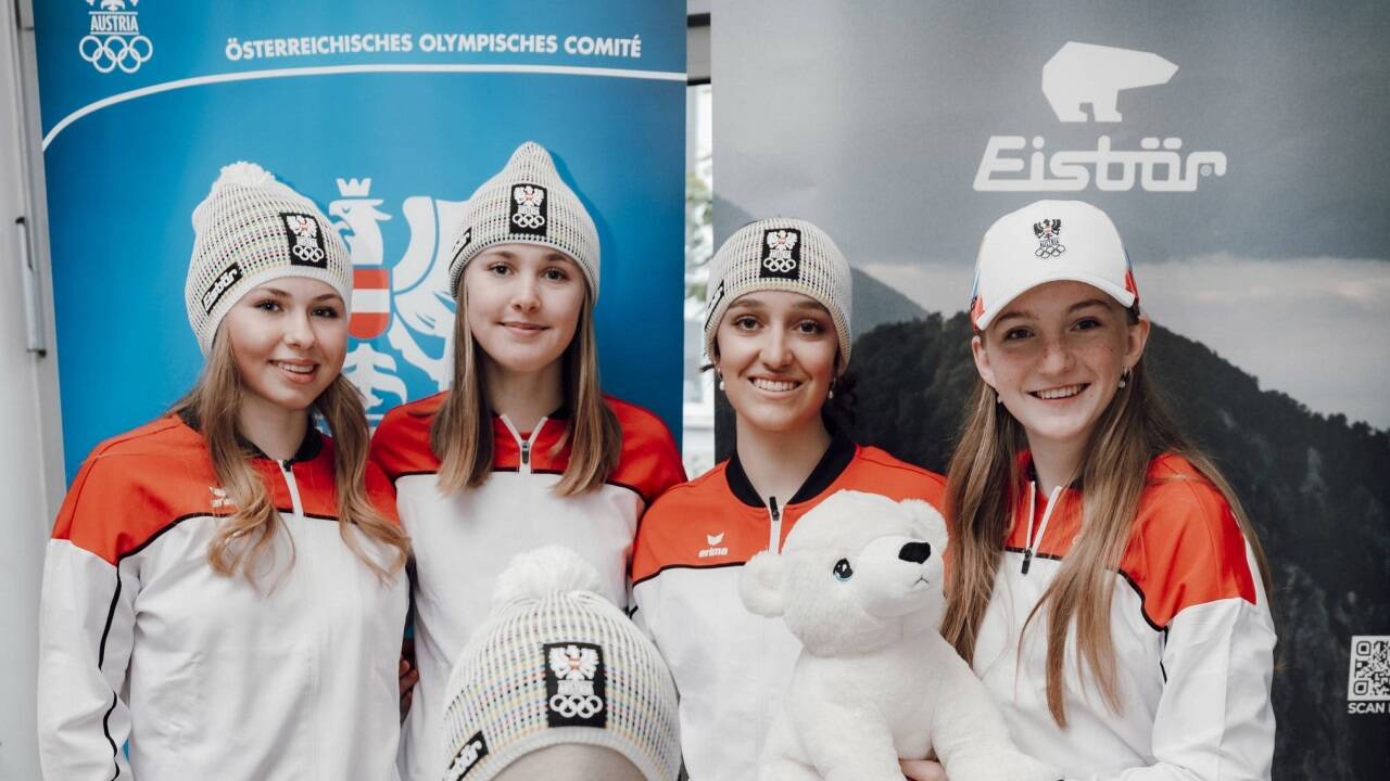 Die Langläuferinnen Ida Papouschek, Katharina Engelhardt, Eva Trigler und Katharina Fuchs bei der Einkleidung.  