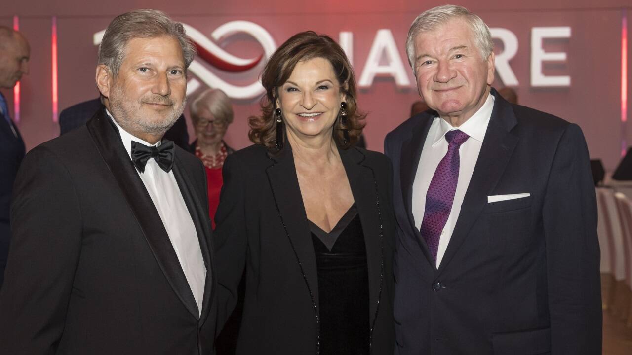 Im Bild (v. l.) Ex-EU-Kommissar Johannes Hahn, Wüstenrot-Generaldirektorin Susanne Riess-Hahn und Aufsichtsrats-Mitglied Michael Mendel.  