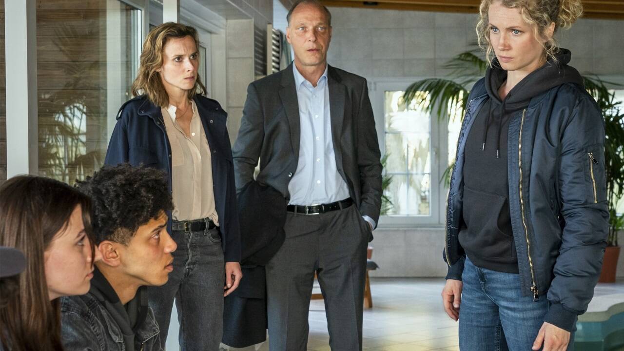 In der „Tatort“-Folge „Herz der Dunkelheit“ stoßen die Kommissarinnen und bei den Jugendlichen auf eine Mauer des Schweigens. Im Bild von links nach rechts: Inge (Victoria Friedrich), Khaleb (Leander Lesotho), Kommissarin Karin Gorniak (Karin Hanczewski), Kommissariatsleiter Peter Michael Schnabel, (Martin Brambach) und Kommissarin Leonie Winkler (Cornelia Gröschel). 