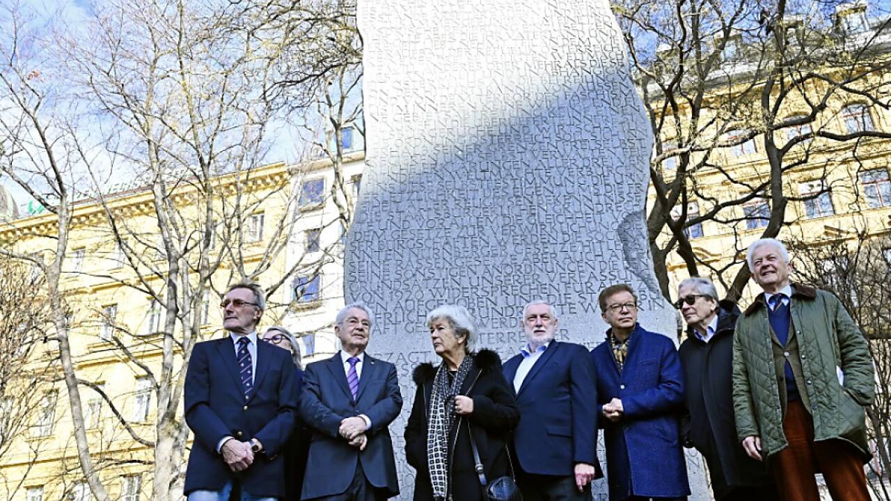 Altpolitiker vor dem Mahnmal gegen Krieg und Faschismus 