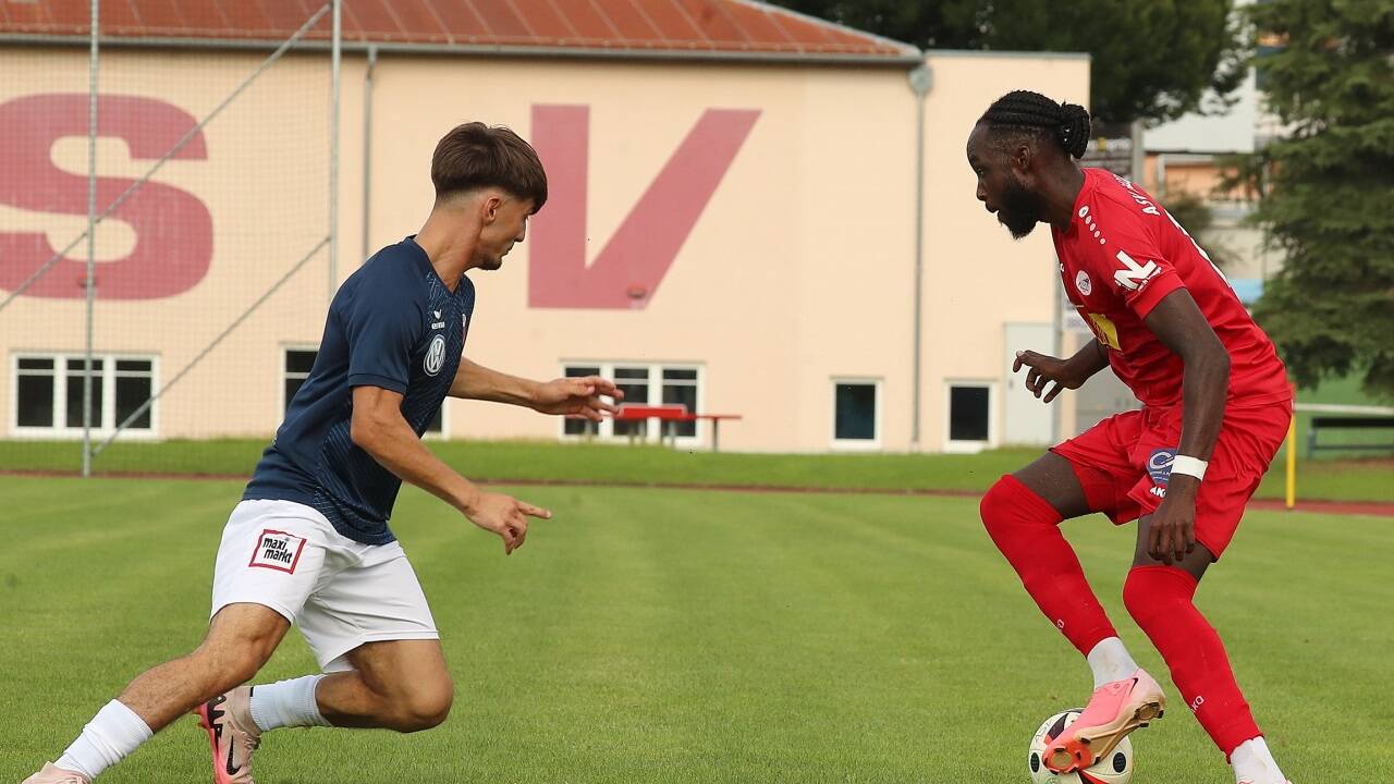 Der ASV Salzburg (David Ogunlade/r.) geht mit einem neuen Trainer in die Frühjahrssaison.  