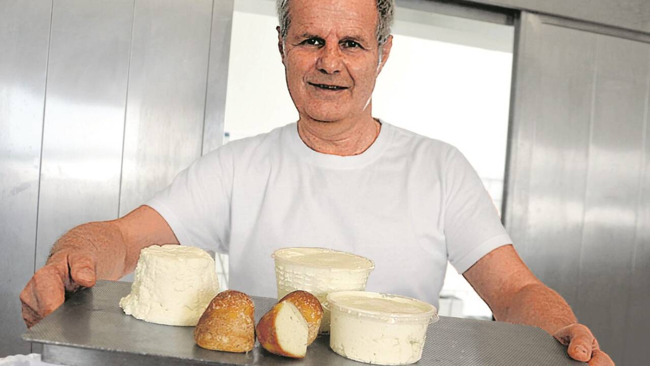 Käser Georg Wimmer mit seinen drei Schottenvarianten: Frischer Schotten im Becher (ganz rechts), geräucherte Schottenkegel (vorne) und Kuhmilchricotte (in der Form und gestürzt).  