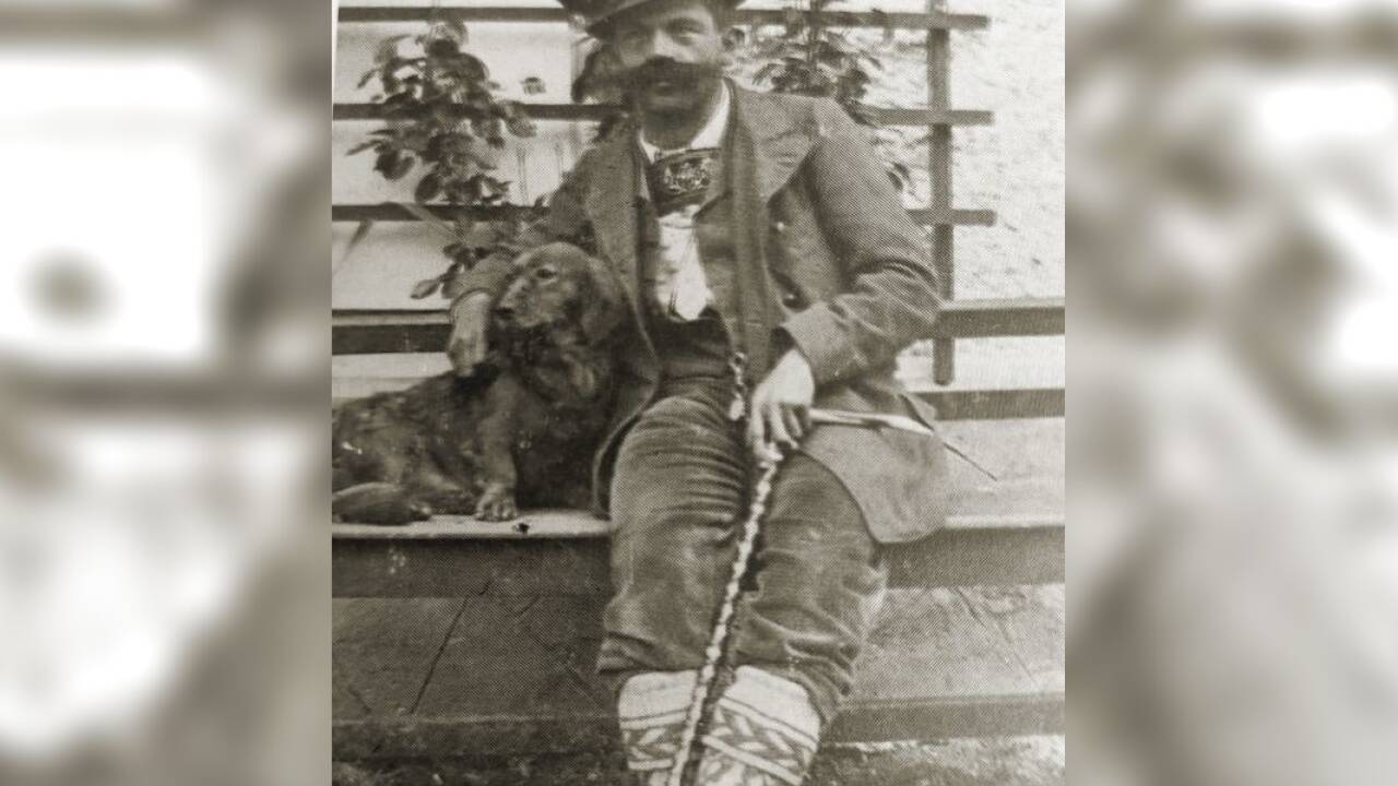 Oberlehrer Peter Höll (hier im Jahr 1898) zeigte seinen Schülern das Skifahren. 