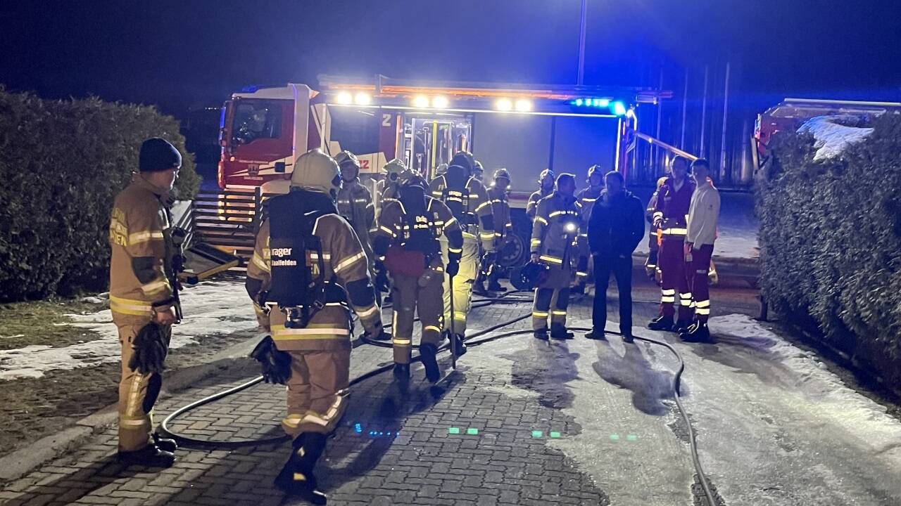 Die Feuerwehr war mit fünf Fahrzeugen im Einsatz. 