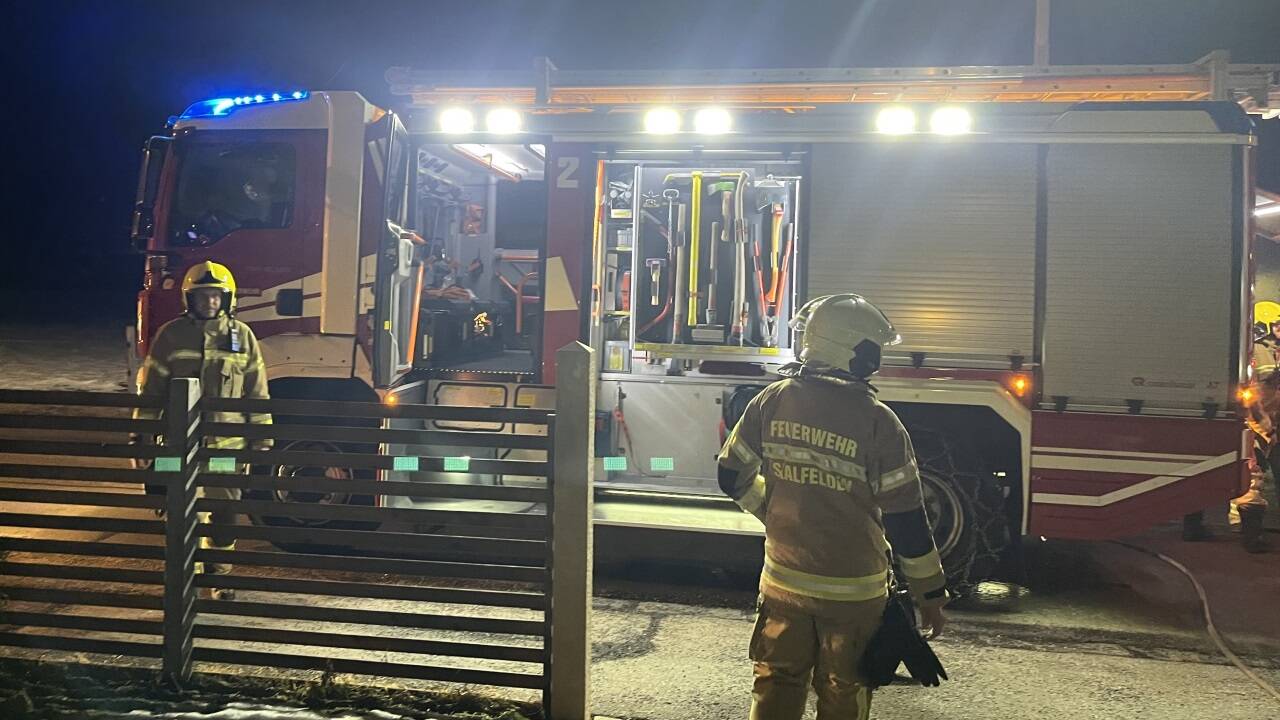 Die Feuerwehr war mit fünf Fahrzeugen im Einsatz. 