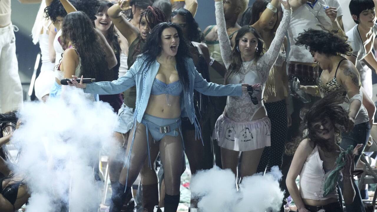 Charli XCX tritt auf.  