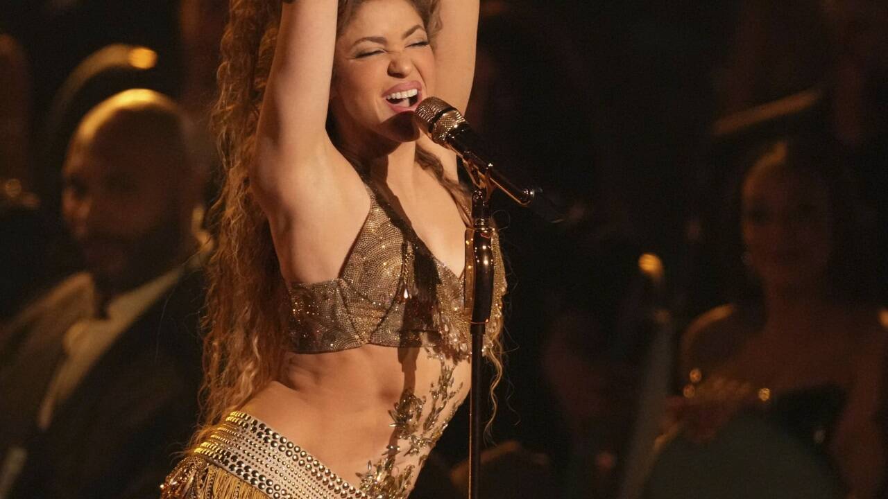 Shakira sing ein Medley während der Preisverleihung.  