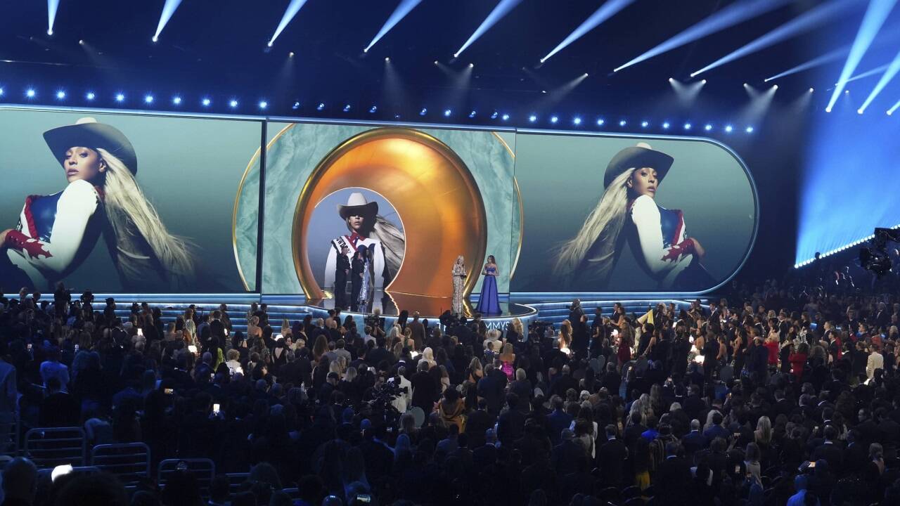 Beyoncé gewinnt mit COWBOY CARTER den Preis für das Album des Jahres.  