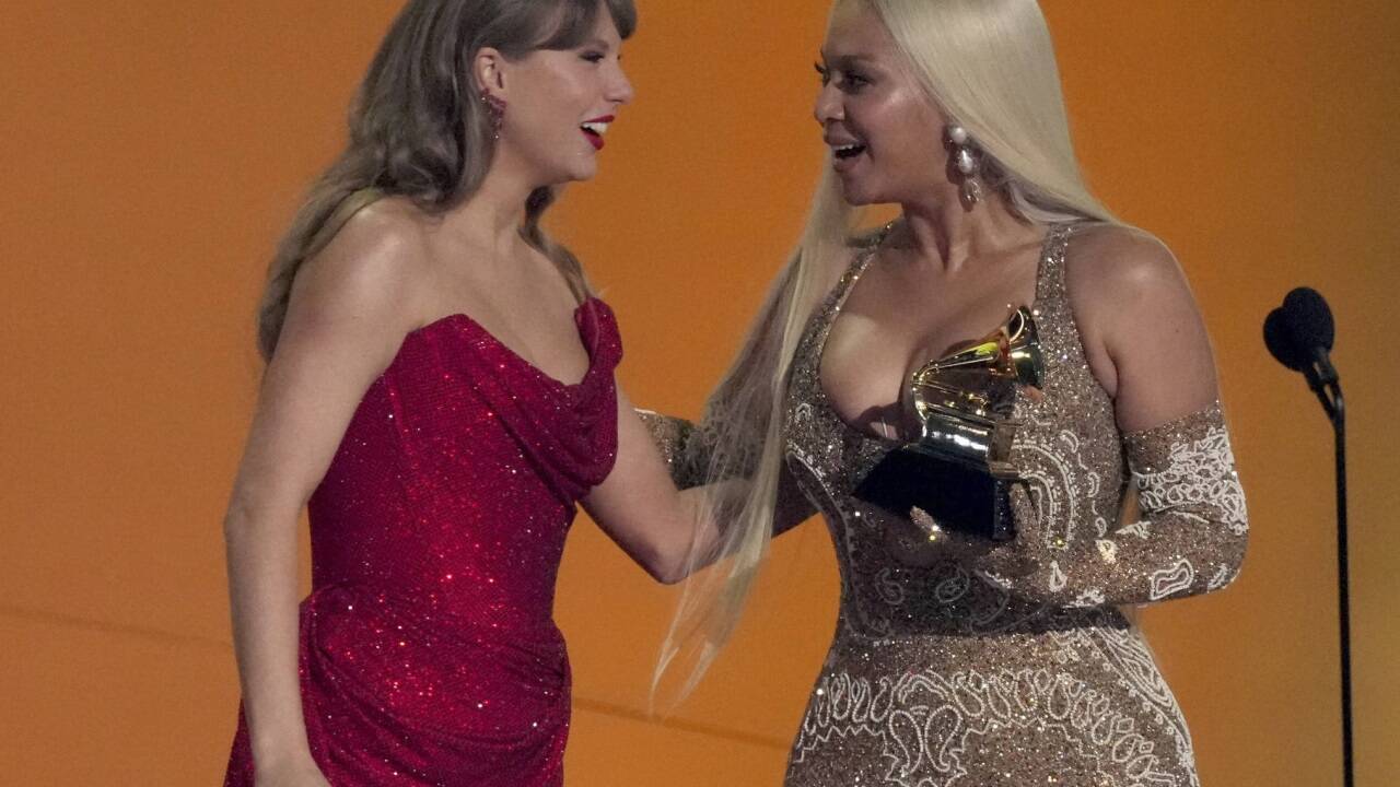 Popköniginnen unter sich: Taylor Swift überreicht Beyoncé den Preis für das beste Country-Album des Jahres. 