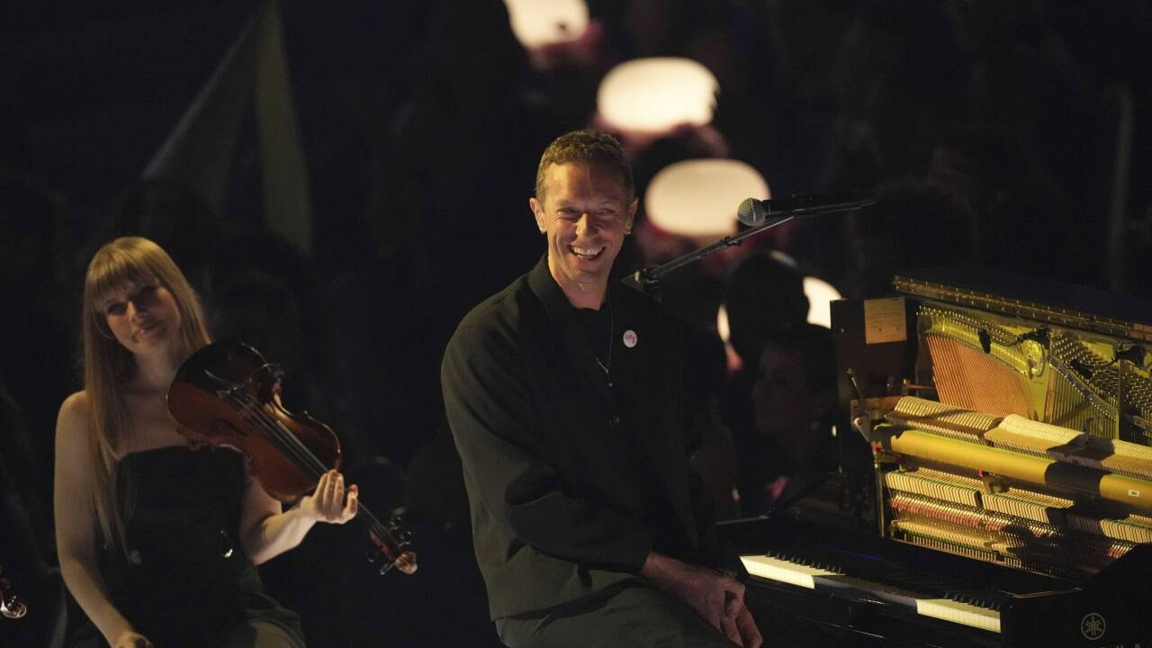 Chris Martin singt „All My Love“. 