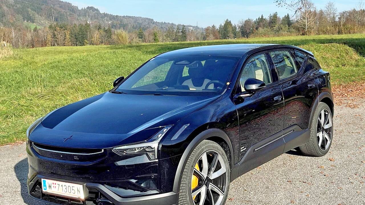 Der Spoiler sitzt beim Polestar 3 vorne auf der Motorhaube. 