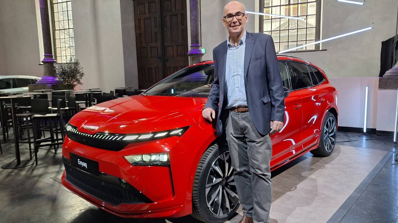 Chefdesigner Karl Neuhold vor dem modifizierten Škoda Enyaq. 