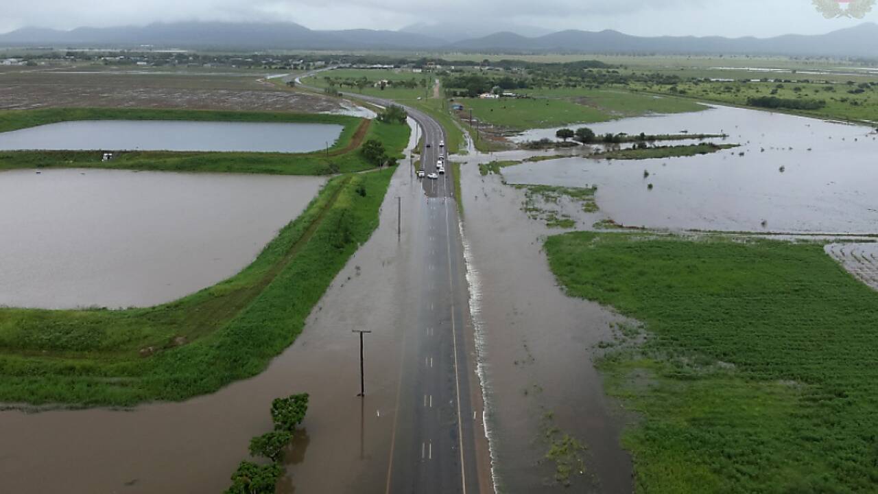 Felder und Straßen in Queensland überschwemmt 