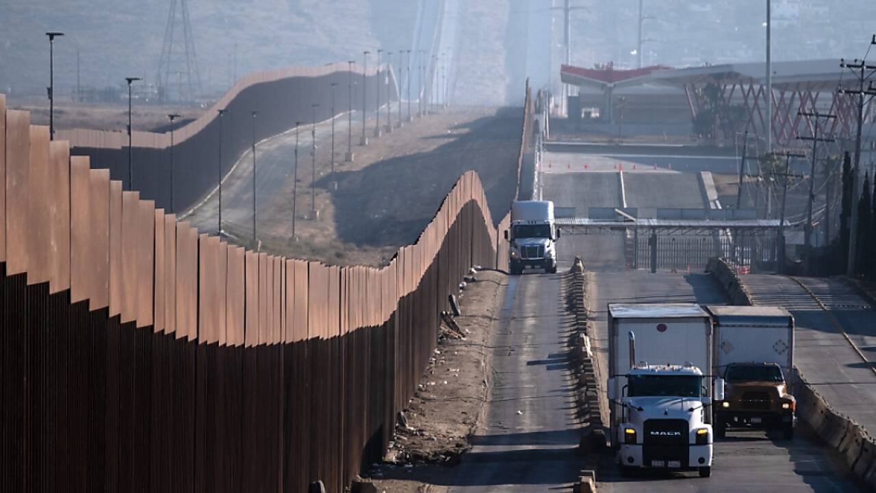 Lastwägen an der Grenze zwischen den USA und Mexiko 