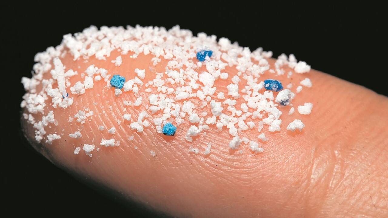 Unter Mikroplastik versteht man winzige Kunststoffpartikel, die sich zum Teil ohne Hilfsmittel nicht mit bloßem Auge erkennen lassen. Unter Mikroplastik versteht man winzige Kunststoffpartikel, die sich zum Teil ohne Hilfsmittel nicht mit bloßem Auge erkennen lassen.