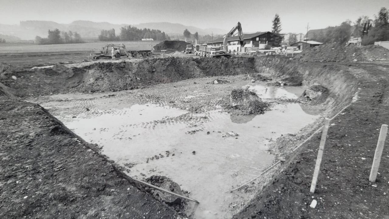 Die Baugrube für das Einrichtungshaus im Mai 1993 