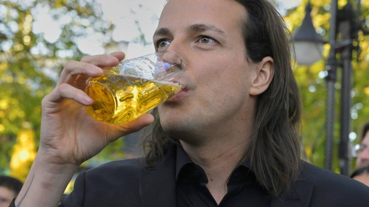 Musiker Dominik Wlazny löst seine Bierpartei auf. Musiker Dominik Wlazny löst seine Bierpartei auf.