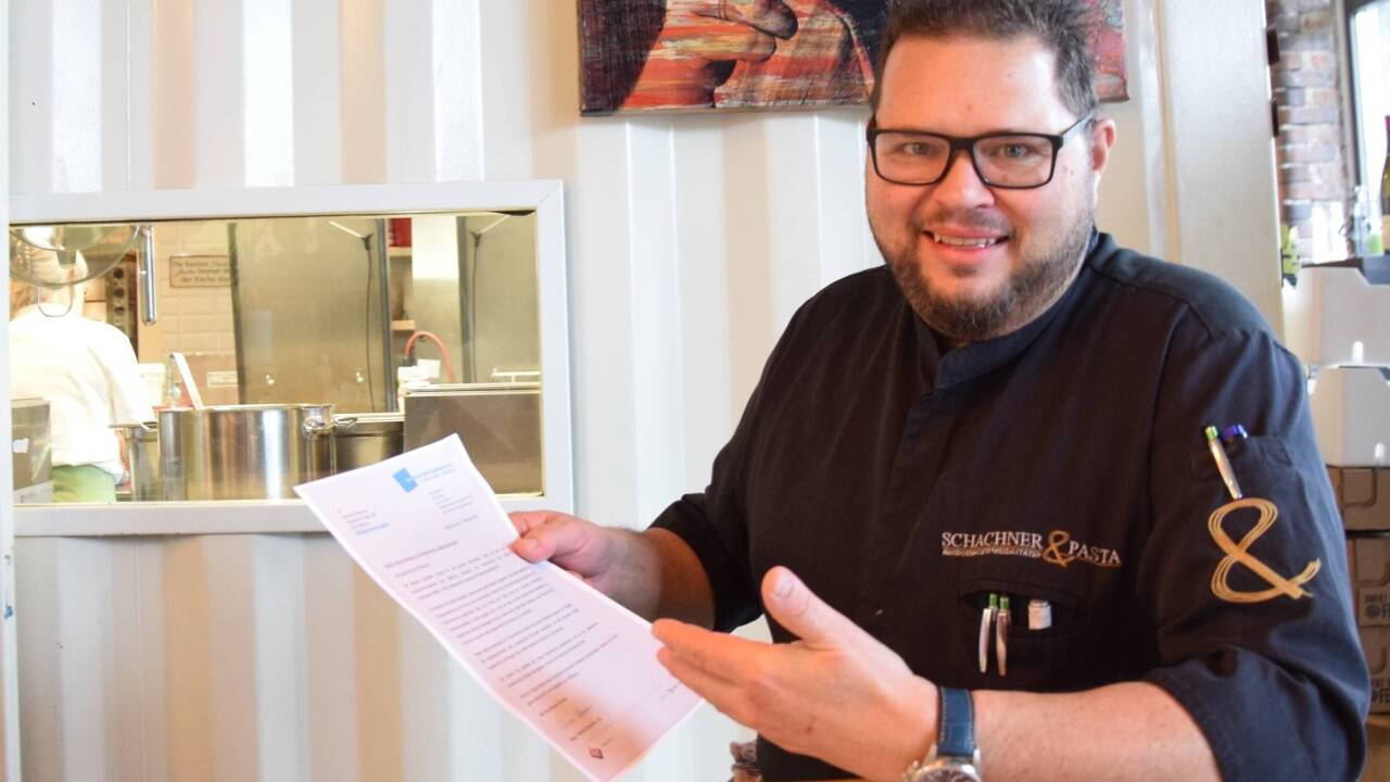 Gerhard Schachner (55) betreibt seit zehn Jahren sein Lokal „Schachner & Pasta“ in der Panzerhalle im Salzburger Stadtteil Maxglan. Sein „Zigeunerschnitzel“ sorgte für Aufregung. Er bekam Post von der Antidiskriminierungsstelle.  