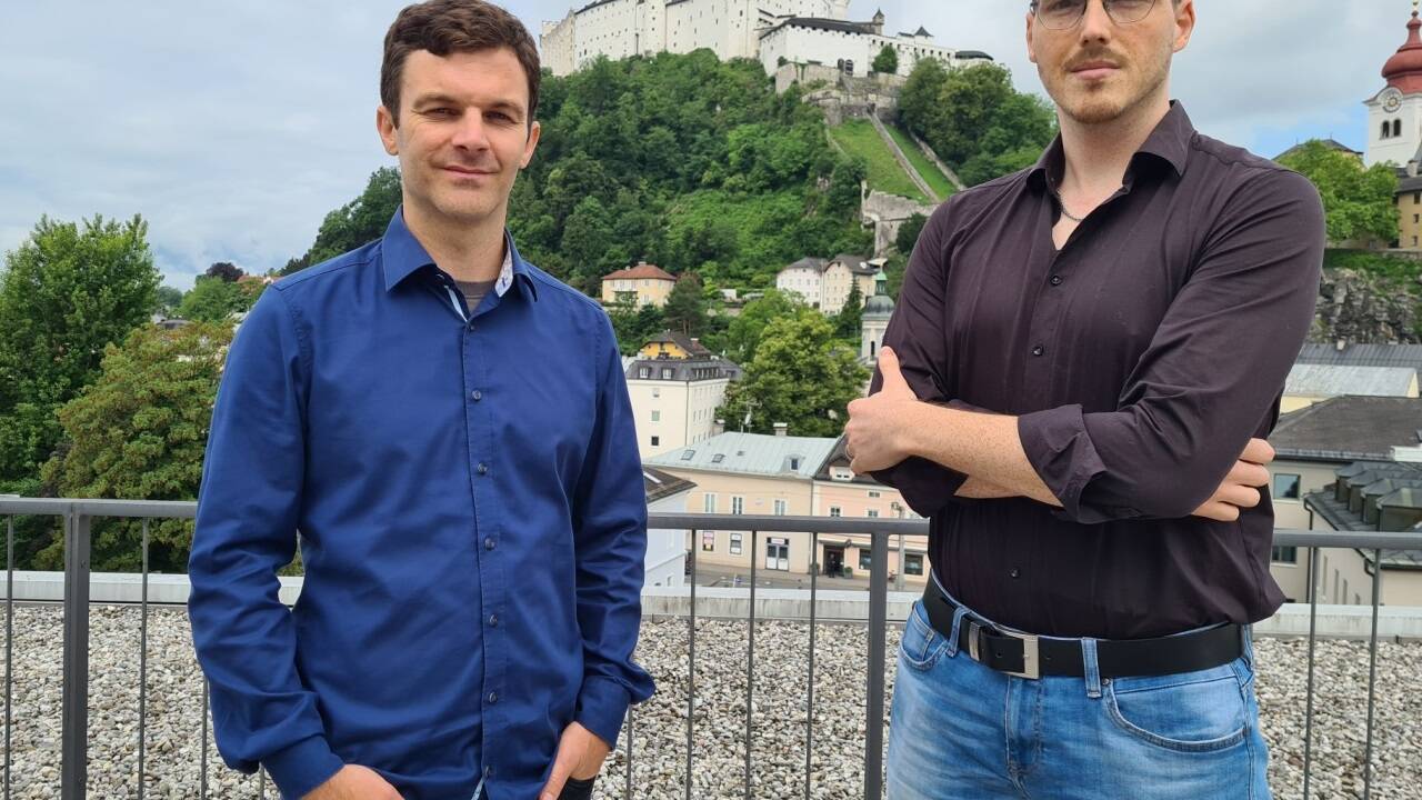 Der Sprachwissenschafter Eugen Unterberger (l.) und sein Kollege Mason Wirtz (rechts) beschäftigt sich mit der Entwicklung von Begriffen.  