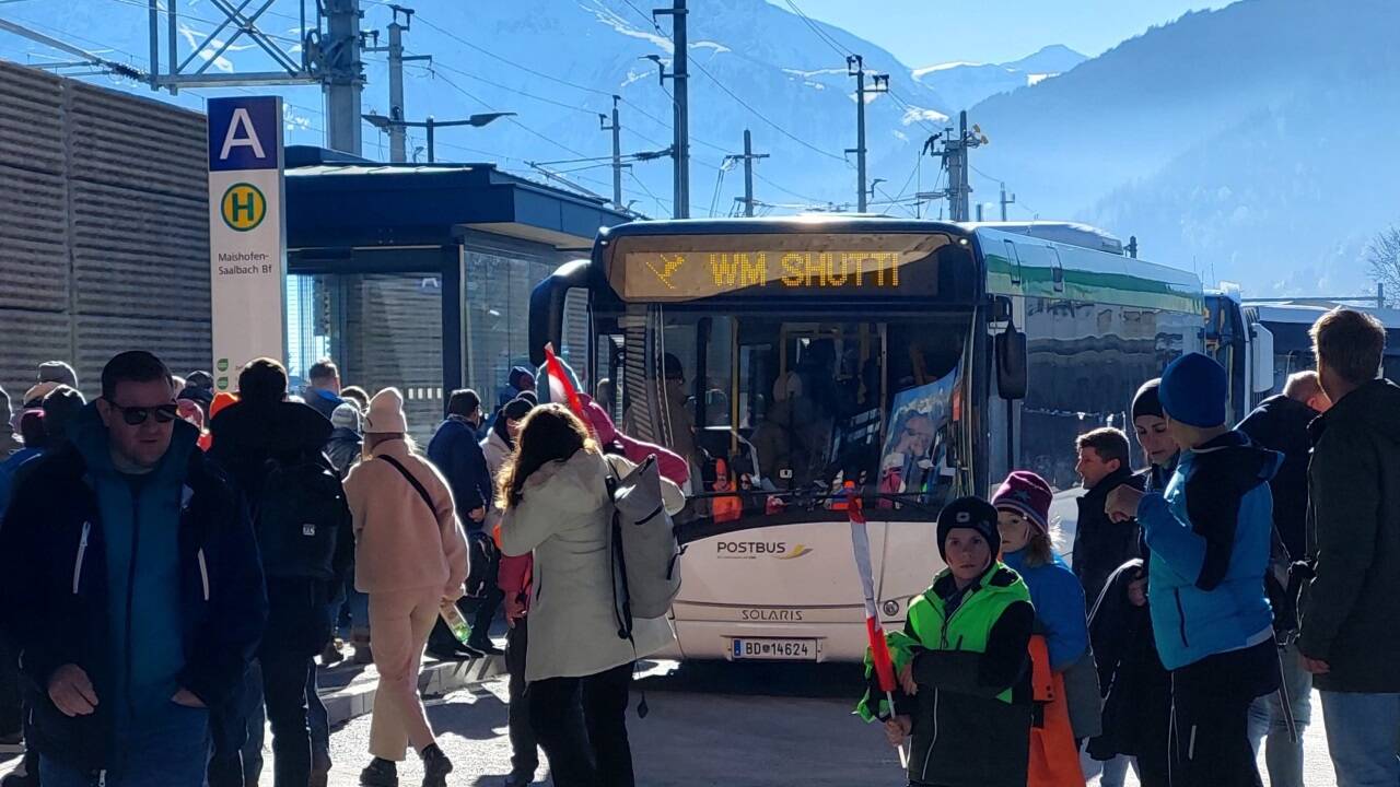 Reger Andrang bei der neuen Haltestelle Maishofen-Saalbach. Reger Andrang bei der neuen Haltestelle Maishofen-Saalbach.