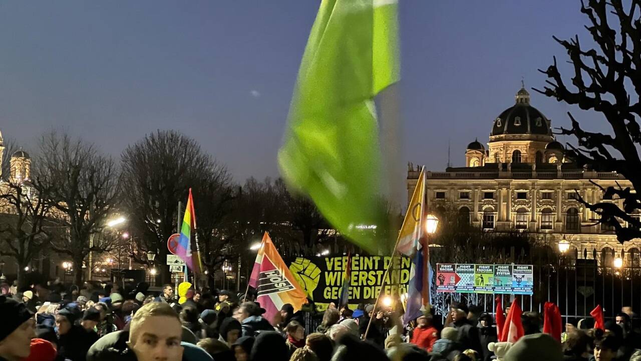 Zehntausende demonstrierten am Dienstagabend gegen Blau-Schwarz in Wien. 