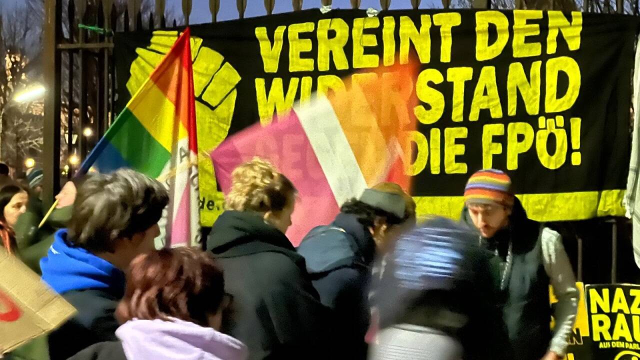 Erste Bilder von der Demonstration gegen Blau-Schwarz am Dienstagabend. 