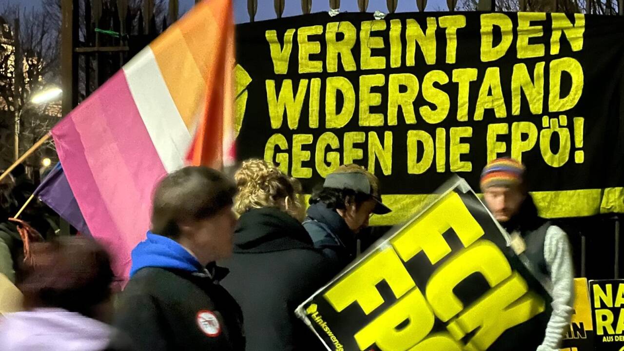 Zehntausende demonstrierten am Dienstagabend gegen Blau-Schwarz in Wien. 