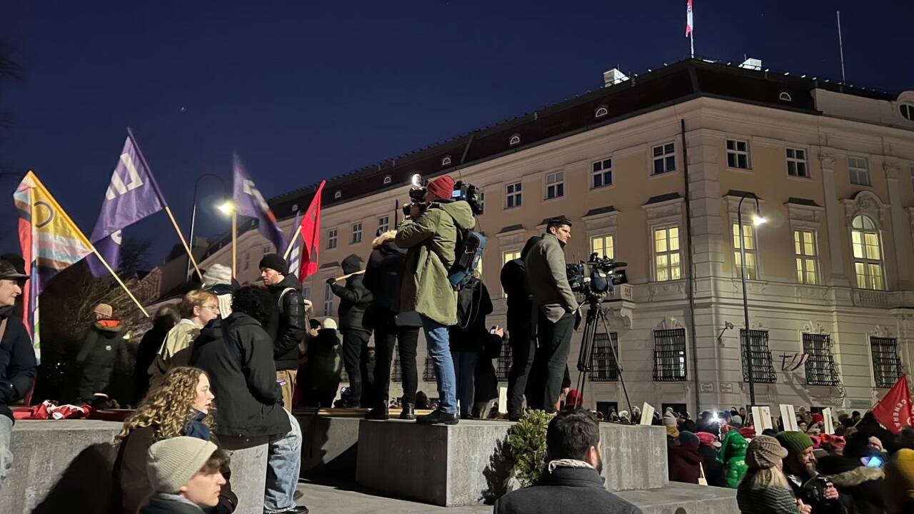 Zehntausende demonstrierten am Dienstagabend gegen Blau-Schwarz in Wien. 