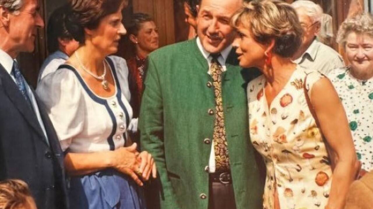 Beim Gschirnwirt: Uschi Glas im Gespräch mit Bürgermeister Hans Strasser, dessen Gattin Resi und Kika-Gründer Herbert Koch (links) 