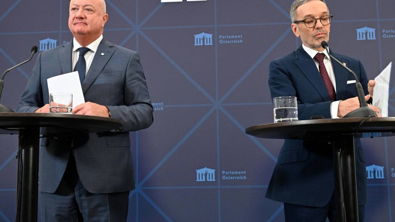 Zwischen ÖVP-Chef Christian Stocker und FPÖ-Chef Herbert Kickl ist ganz schön viel Distanz. 