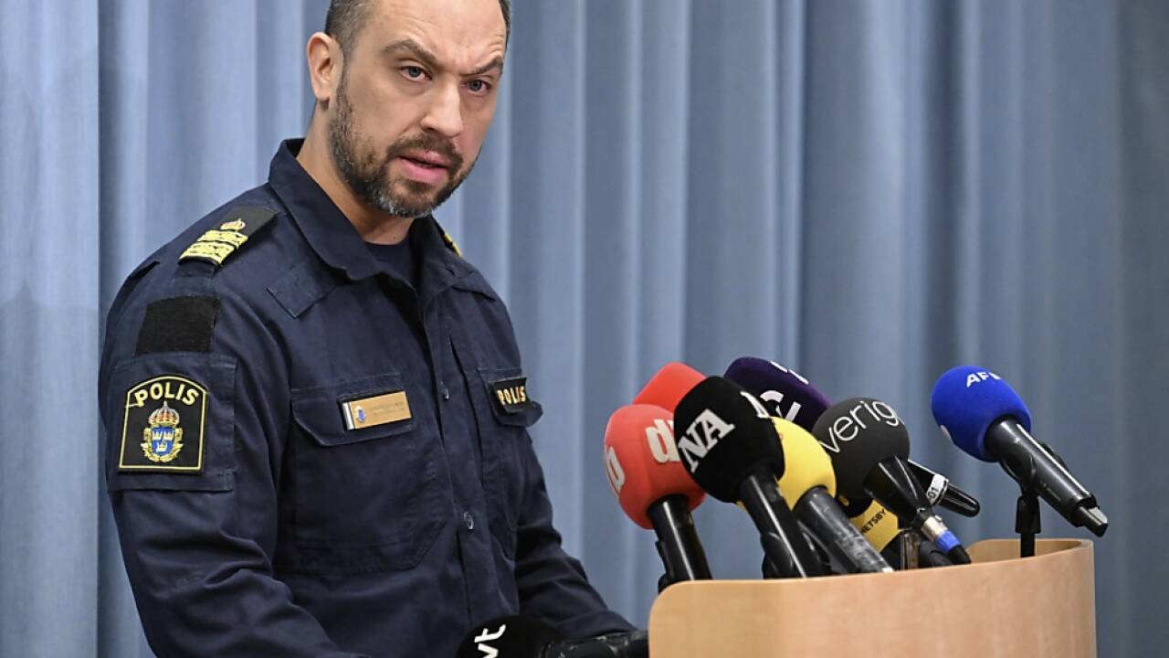 Polizeichef Roberto Eid Forest informiert die Öffentlichkeit 