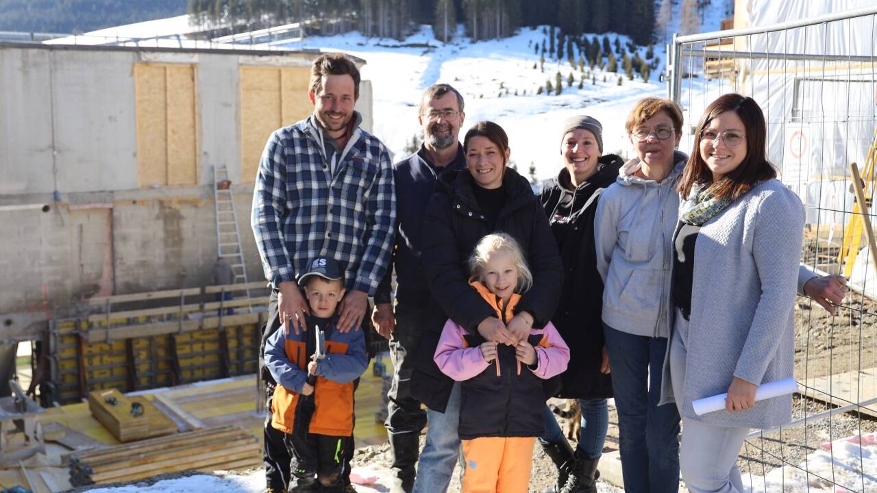 Die Familie Reiter hat neuen Mut gefasst (v. l.): Martin jun., Martin sen., Manuela, Alexandra, Maria und Angelika mit den Kindern Martin und Sophia auf der Baustelle. 