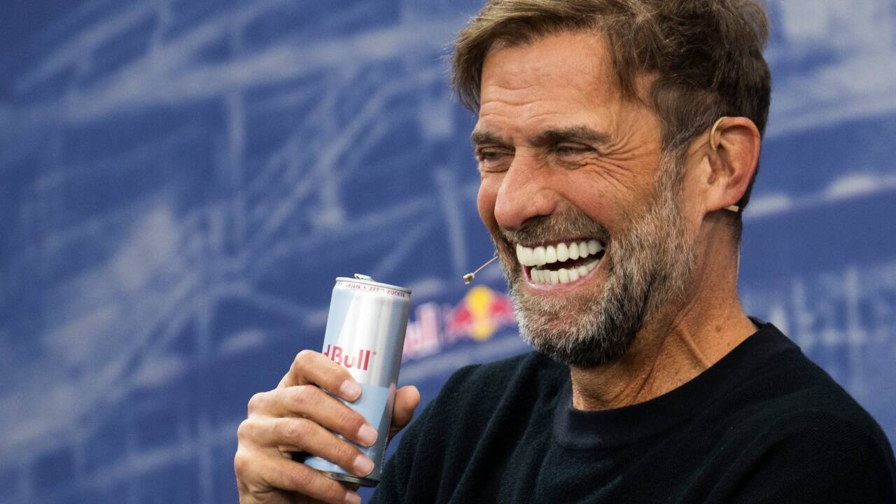 Klopp zischt sich ein Sugarfree auf. 
